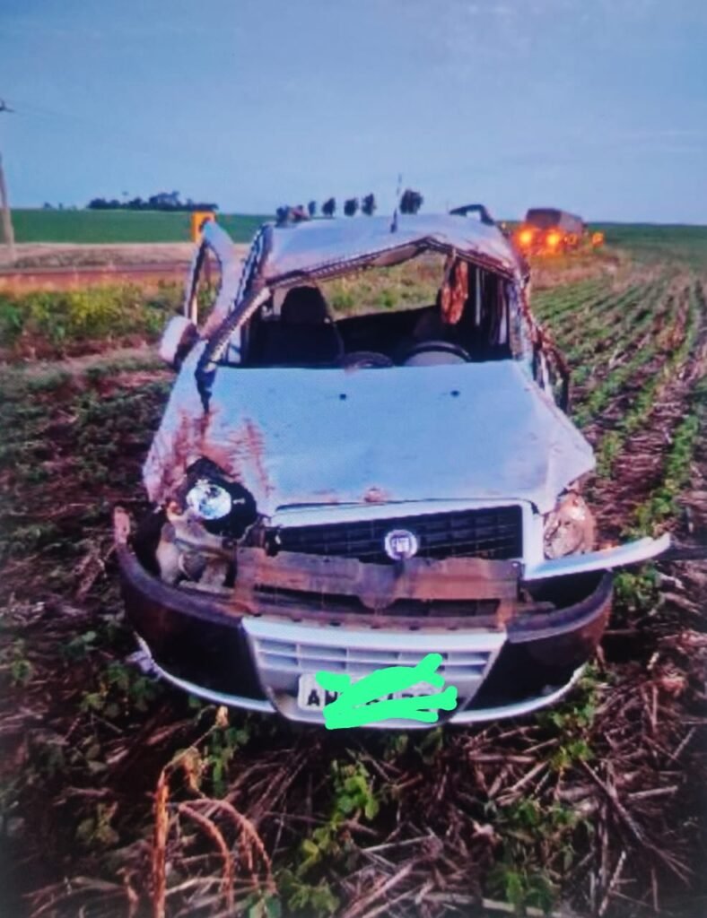 Mulher fica ferida em acidente entre caminhão e Doblô na PR-182, em Maripá