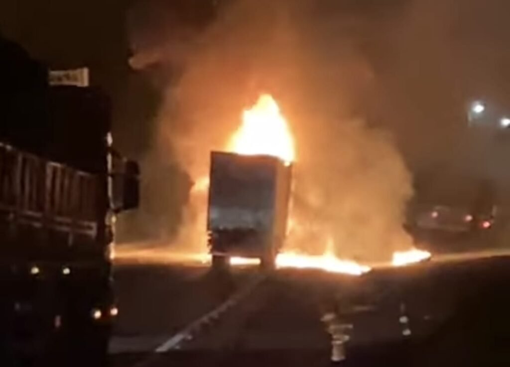 Incêndio interdita faixa e causa congestionamento de 6 km na BR-101 em Garuva
