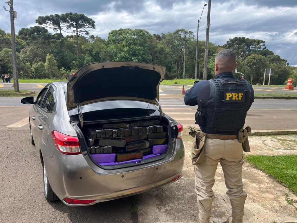 PRF apreende 360 quilos de maconha e recupera veículo com registro de furto, em Guarapuava