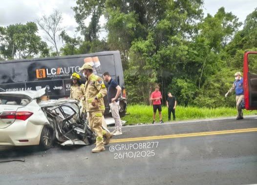 Acidente grave entre carro e ônibus é registrado na BR-277 em Palmeira