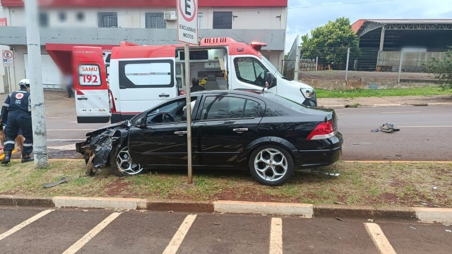 Falha mecânica provoca capotamento e deixa avô e neto feridos na região do Jardim Europa