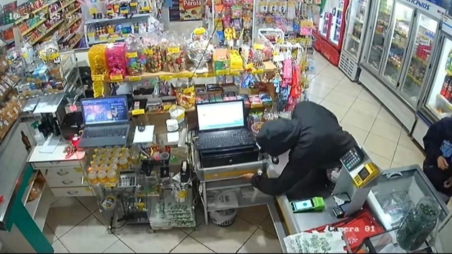 Dupla armada assalta comércio em Toledo e foge a pé