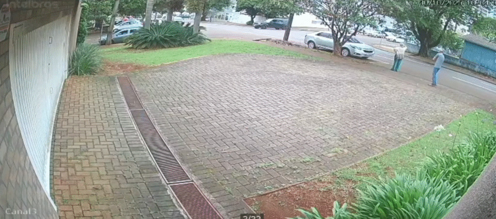 Ônibus desgovernado causa colisão entre cinco veículos no Centro de Cascavel