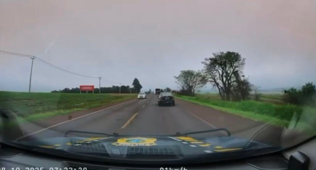 Câmera de viatura registra capotamento de traficante durante acompanhamento policial na BR-369