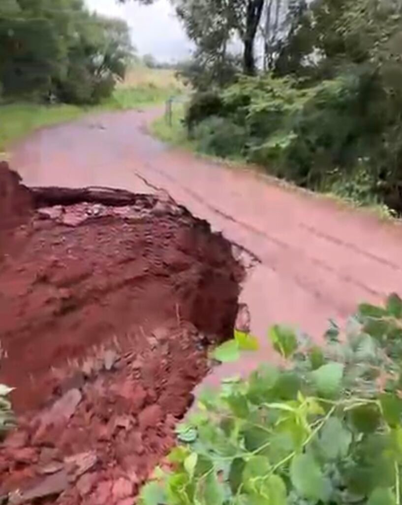 Trecho da Linha Scanagatta cede após fortes chuvas em São Salvador