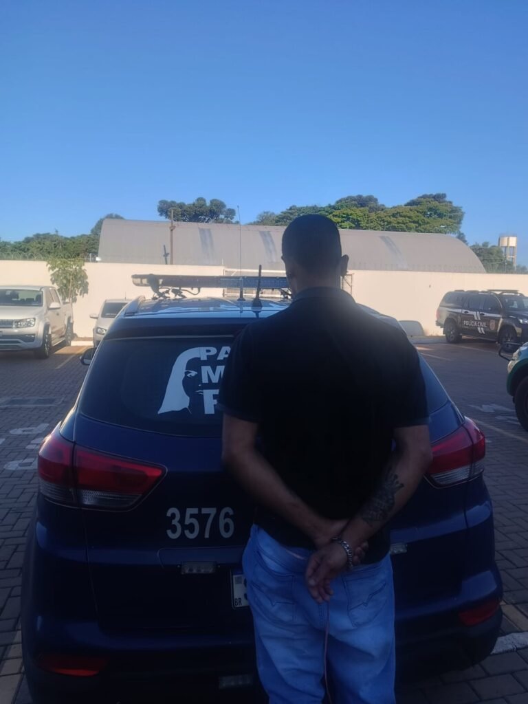 Mãe com criança no colo apanha do marido, que é preso pela GM