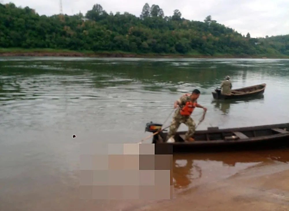 Corpo de mulher é encontrado dentro de saco no Rio Paraná, na fronteira com o Paraguai