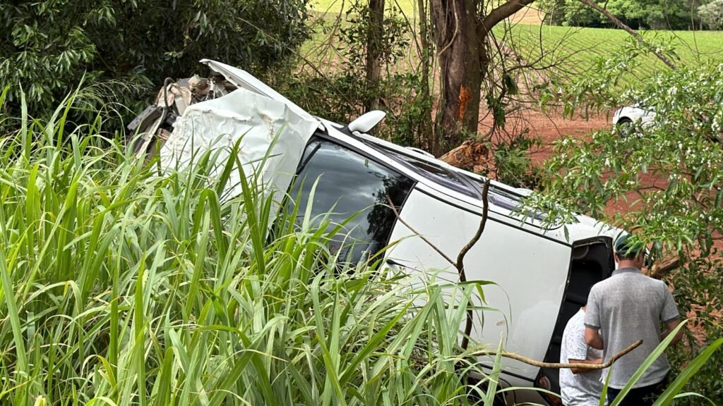 Mãe e filha ficam feridas em capotamento na PR-180