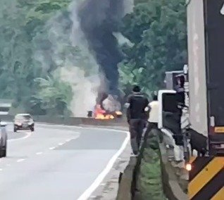 BR-116 está totalmente interditada após caminhão carregado de gasolina pegar fogo
