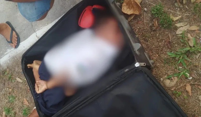 Menino de 6 anos é encontrado morto dentro de mala em frente a cemitério; suspeito é morto por populares