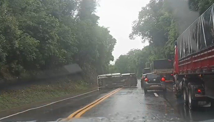 Caminhão tomba na BR-277 em Virmond