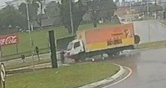 Ciclista é atingido por caminhão no Trevo da Portal