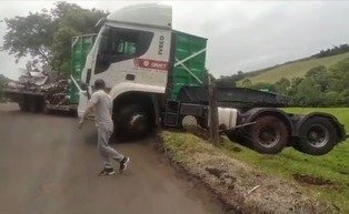 Seguindo GPS, caminhão cai em ribanceira e fica pendurado em penhasco