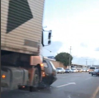 Caminhão e Uno batem na Avenida Rocha Pombo