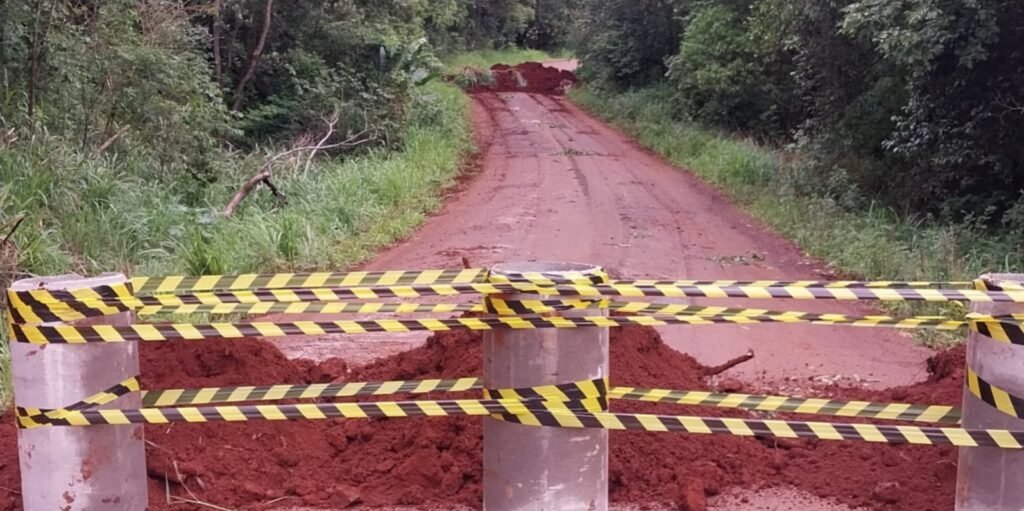 Estrada rural é interditada após desmoronamento de bueiro na Linha Scanagatta