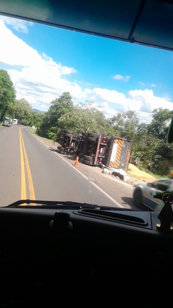 Caminhão tomba na BR-277