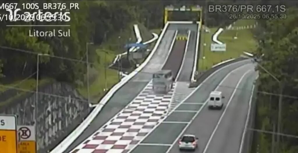 Ônibus com 57 passageiros utiliza área de escape da BR-376 e passageiros saem ilesos
