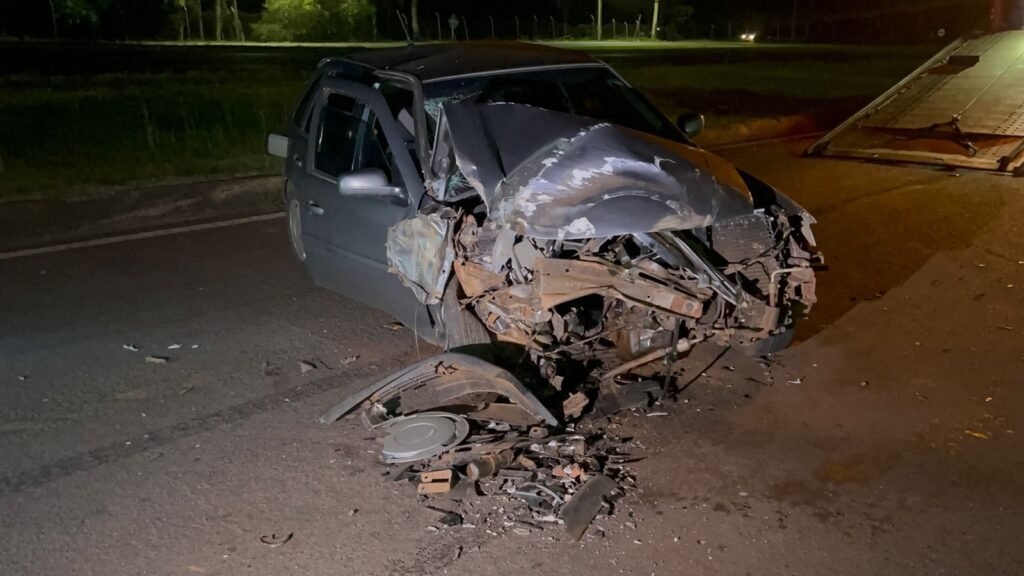 Colisão entre carro e caminhão é registrada na marginal da BR-277 em Cascavel