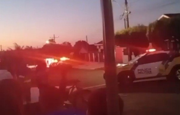 Mulher em surto é detida pela Polícia Militar após quebrar a própria casa em Jesuítas