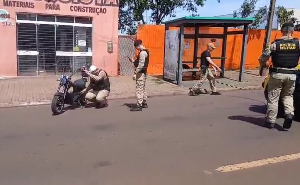 Scooter elétrica fura bloqueio de homicídio e condutor é preso por embriaguez em Cascavel