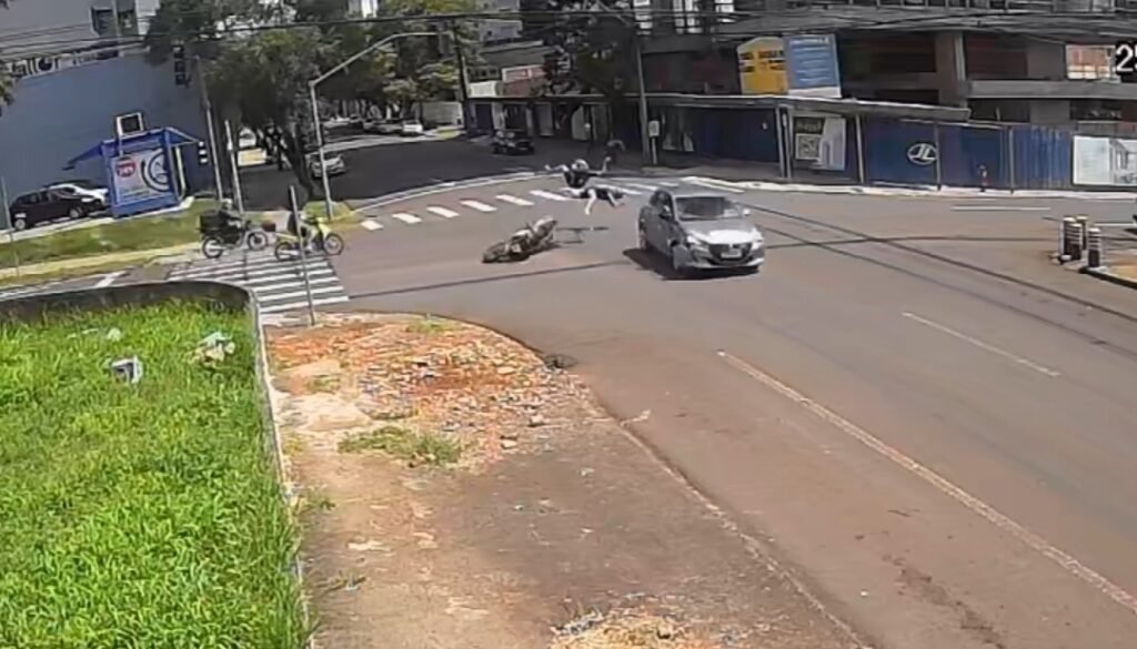 Câmera de segurança flagra momento exato de grave acidente entre moto e carro no centro de Cascavel