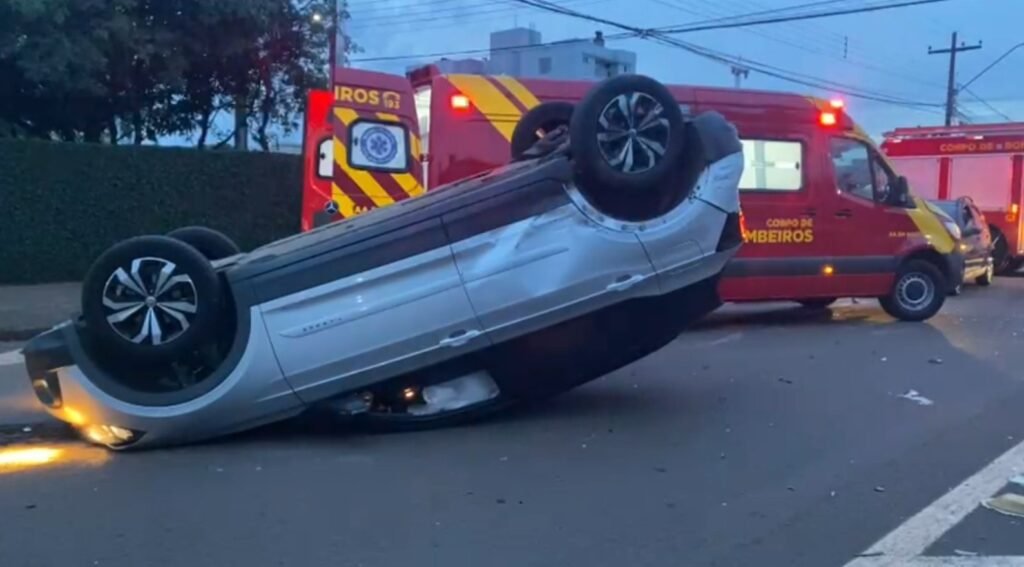 Carro capota após colisão no centro de Cascavel