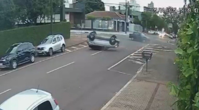 Imagens mostram Monza furando preferencial e T-Cross capotando após forte batida em Cascavel