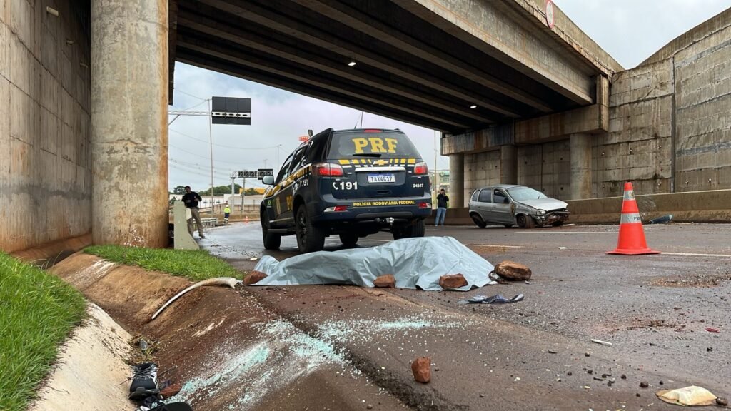 Motorista morre após capotamento durante fuga da PRF no Trevo Cataratas, em Cascavel