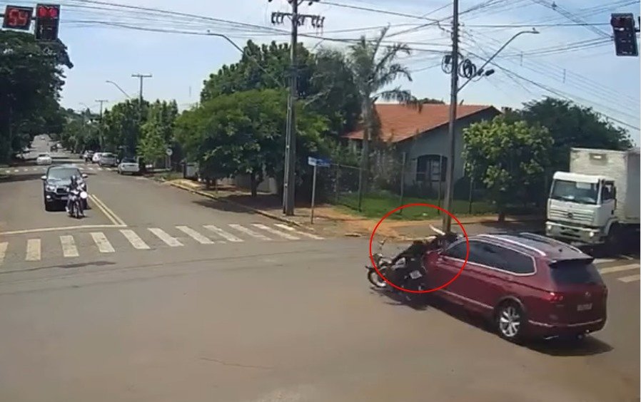 Câmera flagra momento em que carro avança sinal e causa acidente com motociclista em Medianeira