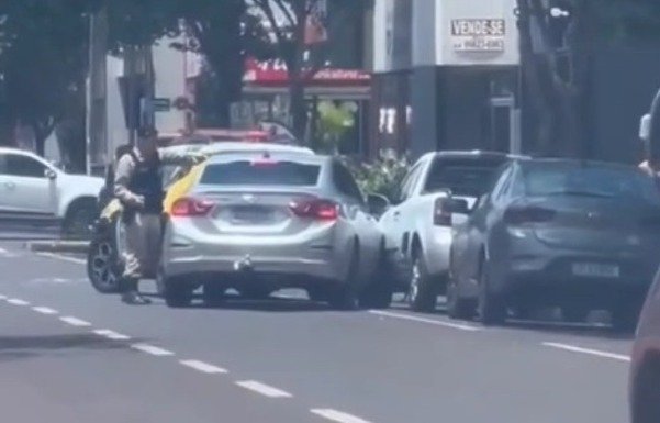 PM de Palotina rompe vidro de carro para socorrer motorista em crise convulsiva