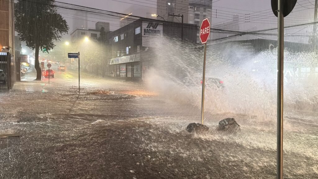 Chuva intensa causa alagamentos e transtornos em diversos pontos de Cascavel