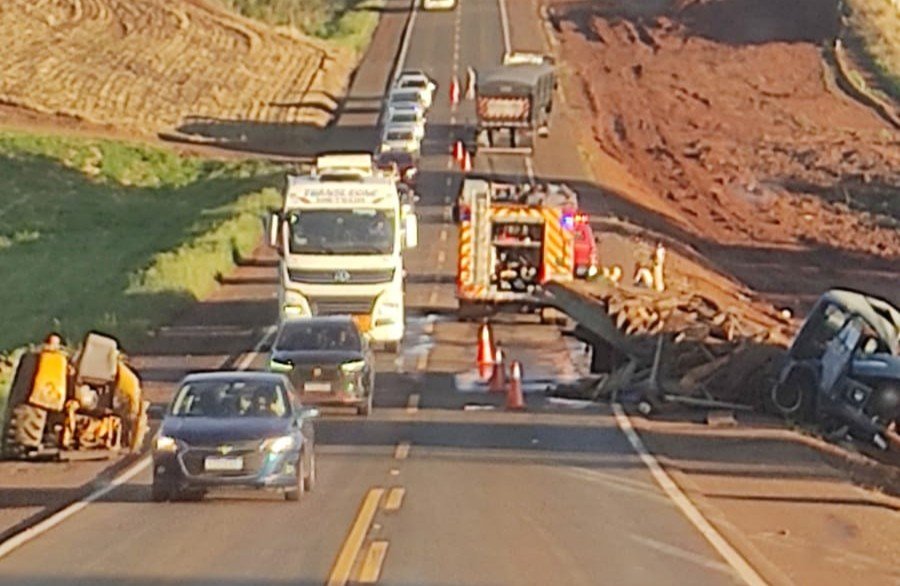 Caminhão e trator colidem na BR-466 entre Boa Ventura de São Roque e Pitanga