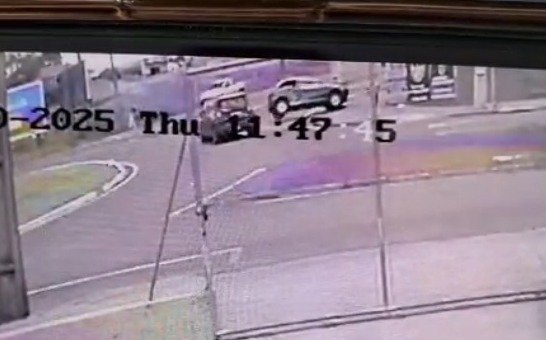 Câmera de segurança flagra colisão entre Renegade e Gol em rotatória no bairro FAG, em Cascavel