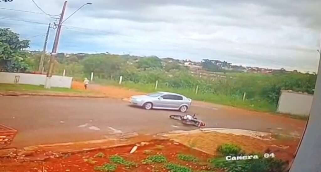 Câmera flagra momento em que suspeito de atirar em homem na região norte de Cascavel abandona moto e foge a pé