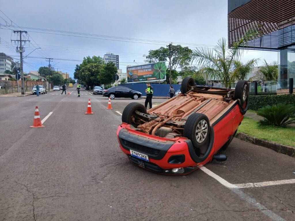Carro capota após colisão entre dois veículos no cruzamento da Rua Vitória com a Sete de Setembro em Cascavel