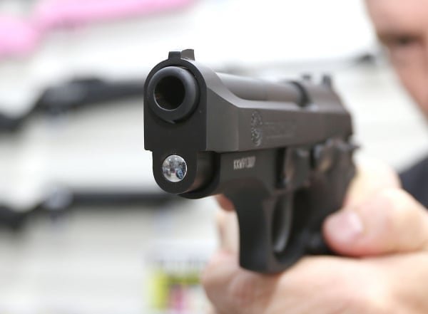 Professor é afastado após exibir arma de fogo em sala de aula no Paraná