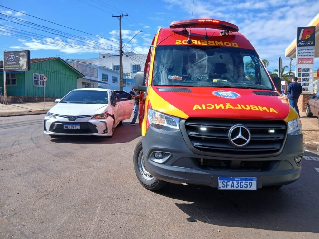 Câmera flagra acidente entre carro e moto no bairro Periolo