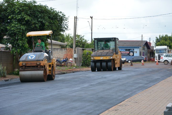 Avenida Paraná em Corbélia recebe nova pavimentação asfáltica sem custos para o município