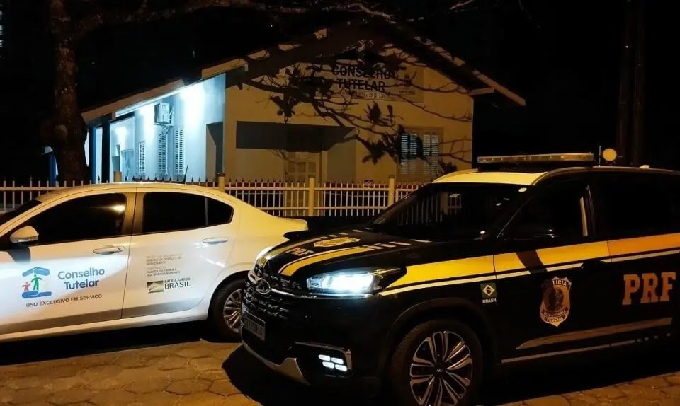 Após ser expulso de casa, menino de 8 anos caminha 10km e é encontrado sozinho em rodovia