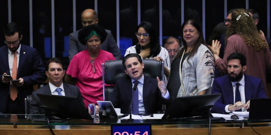 Câmara dos Deputados aprova licença menstrual de até 2 dias