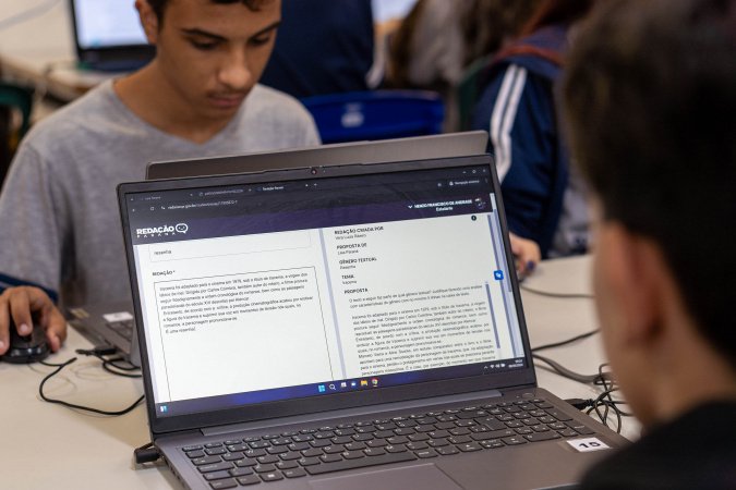 Com uso de IA, rede estadual intensifica preparação de alunos para o Enem com o Redação Paraná