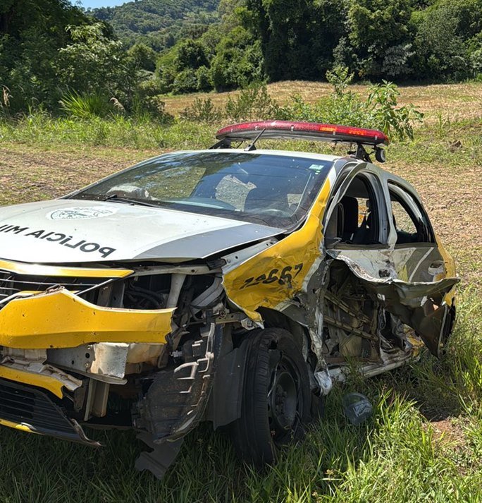 Condutor em fuga bate violentamente contra viatura da PM