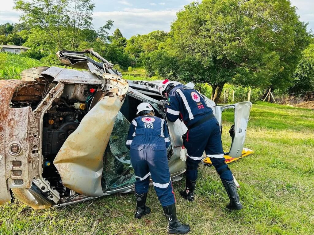 Jovem de 23 anos sofre capotamento múltiplo na PR-281 em Santa Izabel do Oeste