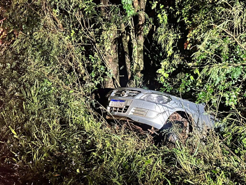 Motorista perde controle de veículo e colide contra árvore na PR-495, em Marechal Cândido Rondon