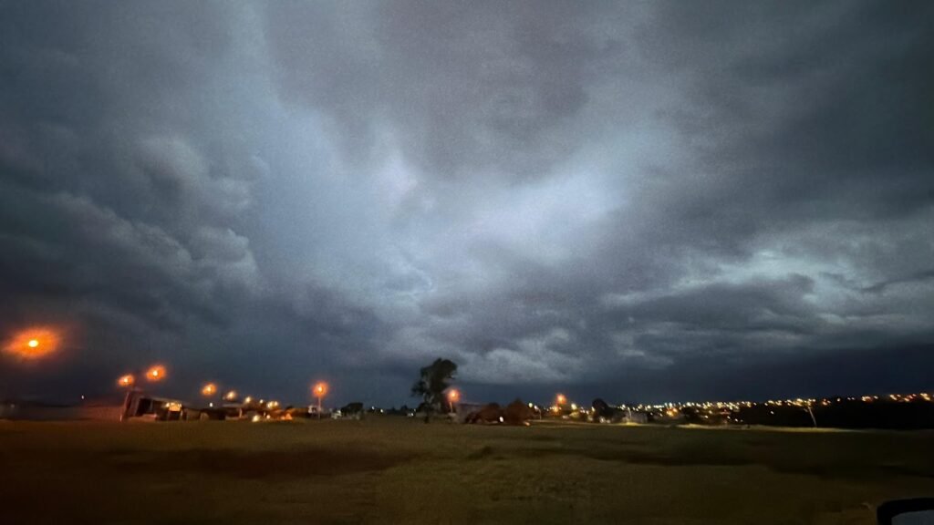 Sábado (8) começa com tempo instável e alerta de tempestade em Cascavel