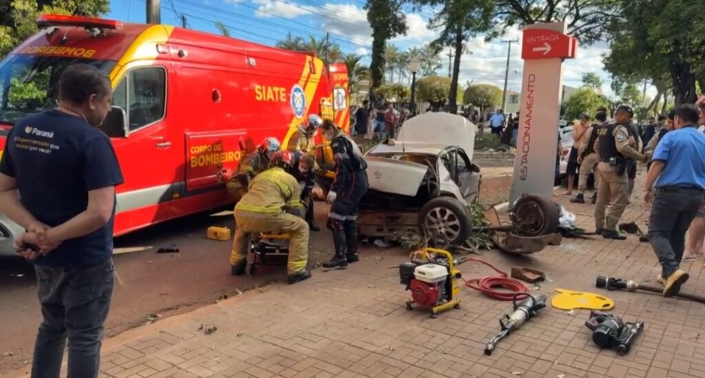 carro atinge árvore e veículo parado, casal fica ferido