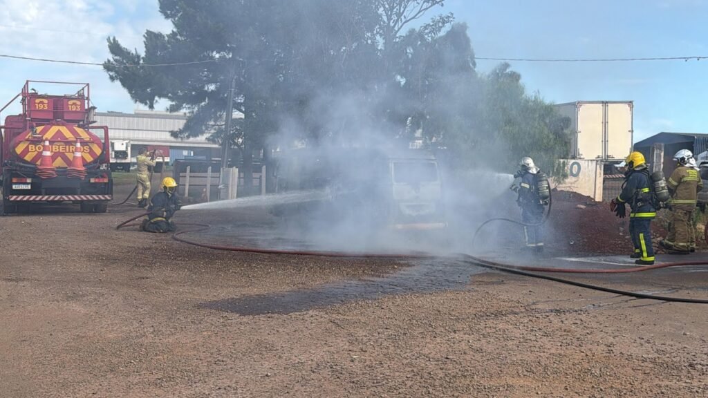Carro em chamas mobiliza equipes no trevo do Ceasa, em Cascavel
