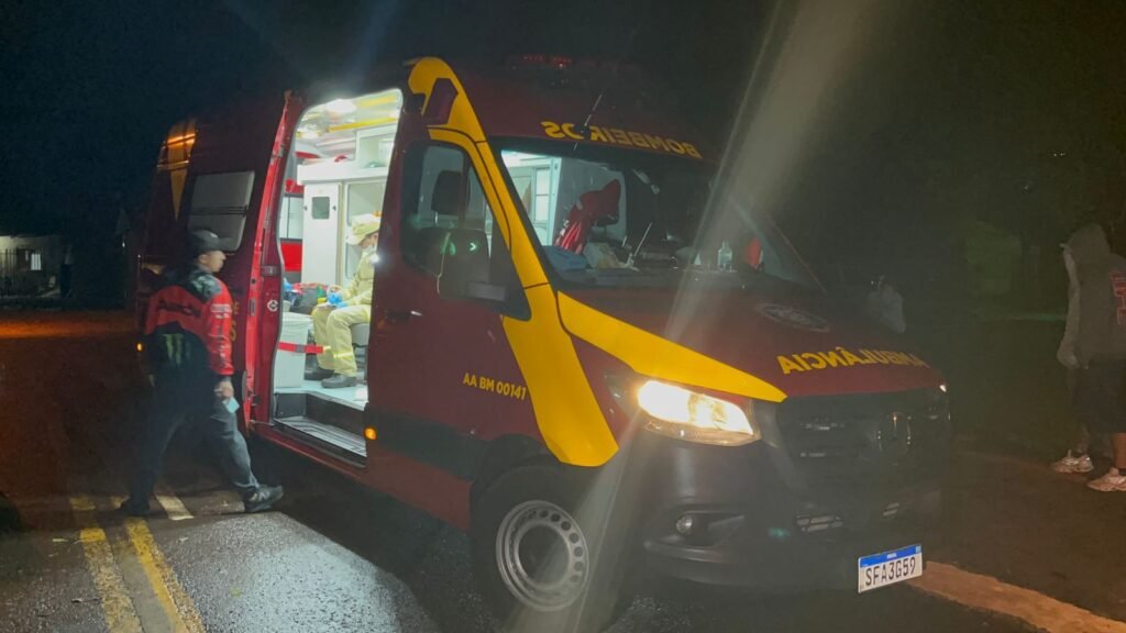 Adolescente de 14 anos fica ferido em acidente entre moto e carro em Cascavel