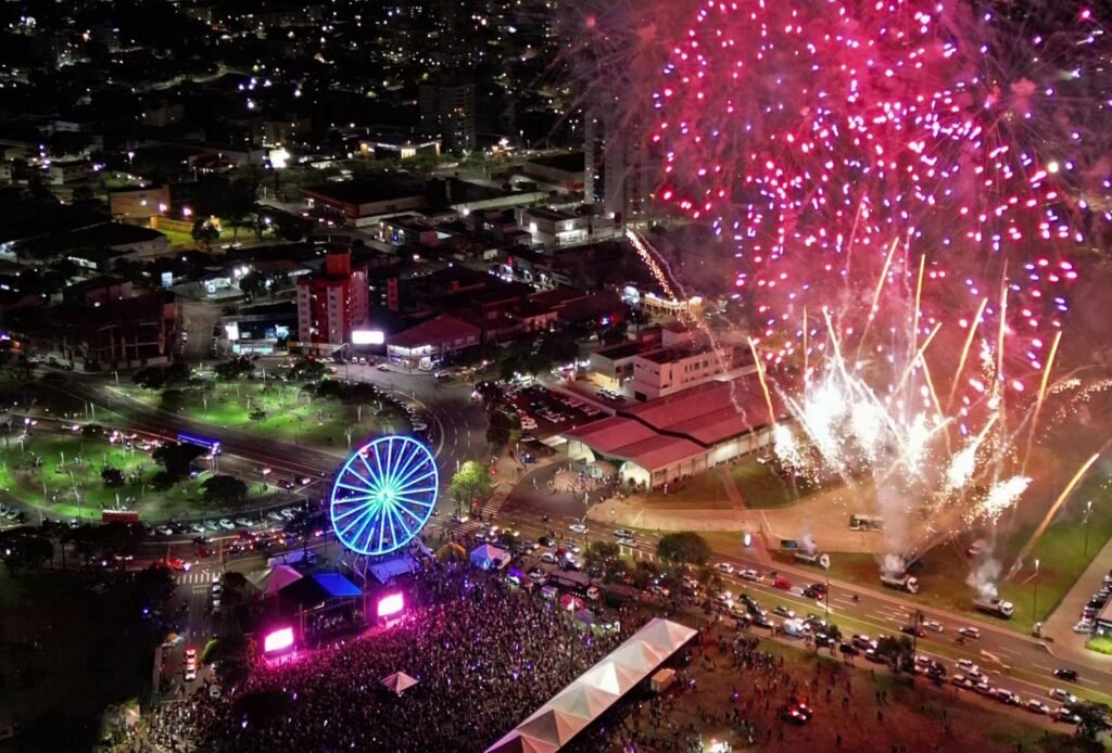 Prefeitura entrega noite mágica com shows, fogos, luzes e chegada do Papai Noel