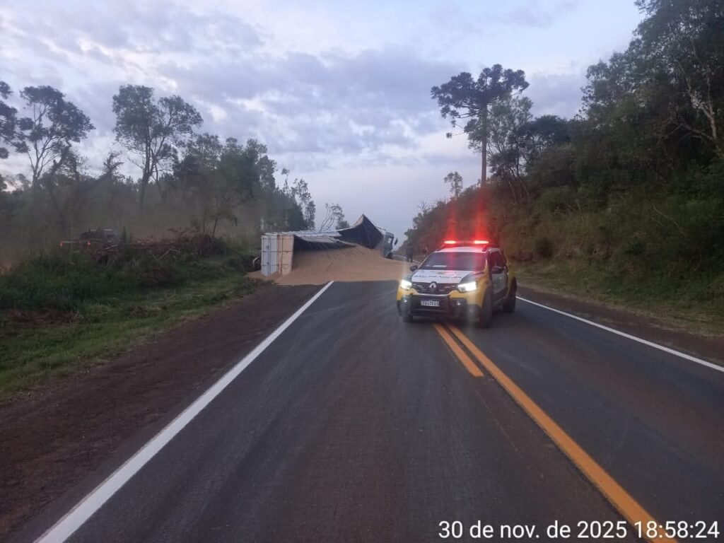 Tombamento de caminhão mercedes-benz espalha carga de malte na PR-170 em Guarapuava